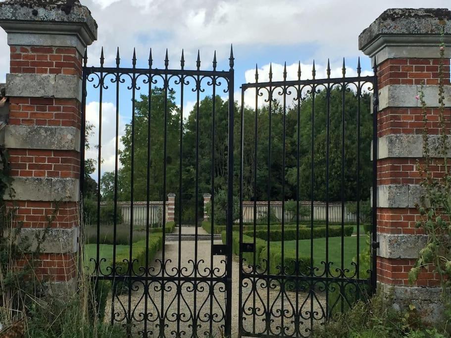 Charming Romantic Tower In Chateau Estate Ocquerre Zewnętrze zdjęcie